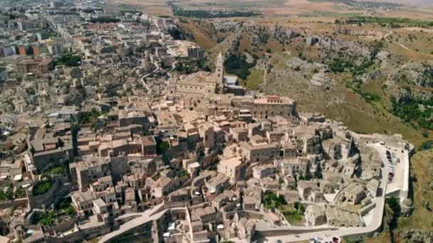 Luftaufnahme der antiken Stadt Matera, die um die Stadt kreist, Italien — Stockvideo