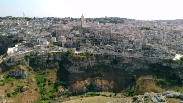 Вид с воздуха на древний город Матера, кружащийся вокруг города, Италия — стоковое видео