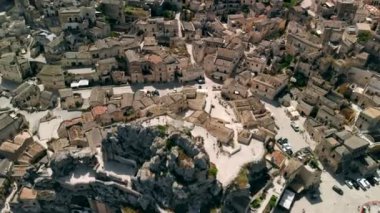 Evlerin çatıları üzerinde Matera antik kentinin dar sokaklarıhavadan görünümü