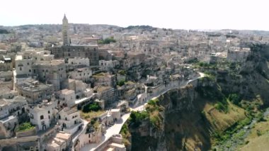 Güneşli bir günde Matera Sassi di Matera antik kentinin havadan görünümü, Basilicata, Güney İtalya