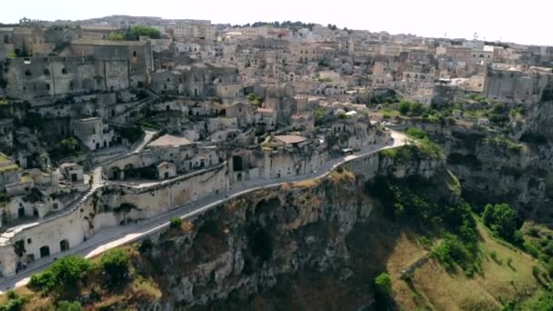 Panoramatický pohled na starověké město Matera v den Sanny, Basilicata, jižní Itálie — Stock video