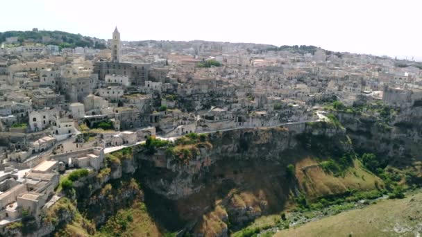 Vista aérea de la antigua ciudad de Matera que rodea la ciudad, Italia — Vídeos de Stock