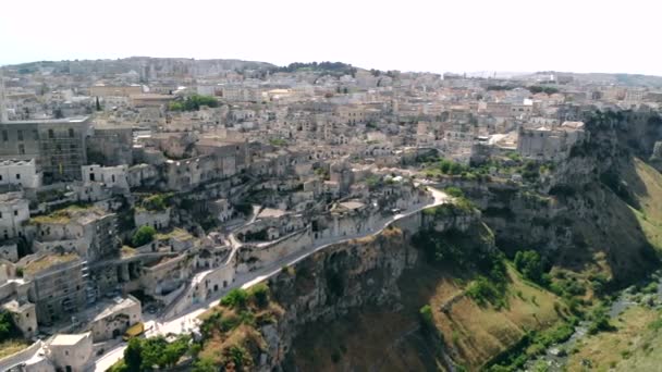 Letecký pohled na starověké město Matera Sassi di Matera za slunečného dne, Basilicata, jižní Itálie — Stock video