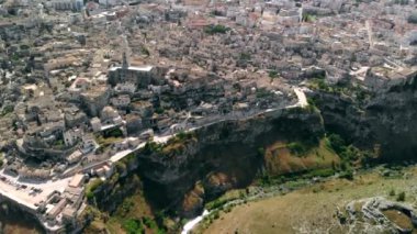 Matera antik kenti üzerinde uçan havadan görünümü, İtalya, Apulia