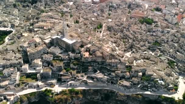 Widok z lotu ptaka starożytnego miasta Matera, lot z powrotem — Wideo stockowe