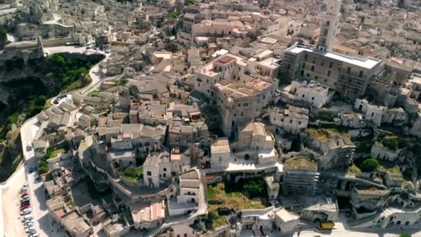 Vista aérea de voar sobre a igreja da antiga cidade de Matera, Itália, Apúlia — Vídeo de Stock