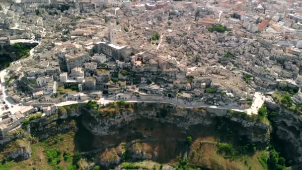 Vista aérea da cidade antiga de Matera, Voe de volta — Vídeo de Stock