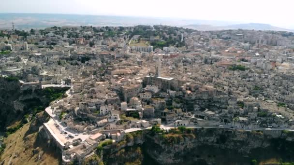 Vista aérea da cidade antiga de Matera, Voe de volta — Vídeo de Stock