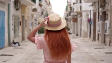 Mutlu genç kadın turist eski Avrupa şehrinin sokaklarında yürüyüş, yavaş hareket