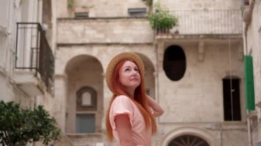 Genç kadın turist eski Avrupa kentinde sokakları mimarisi inceliyor