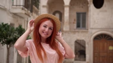 Eski Avrupa şehrinin sokakta genç mutlu kızıl saçlı kadın portresi