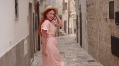 Genç kadın turist İtalya'da eski şehir sokaklarında yürür, arka görüş