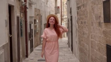 Mutlu genç kadın turist eski Avrupa şehrinin sokaklarında yürüyüş, yavaş hareket
