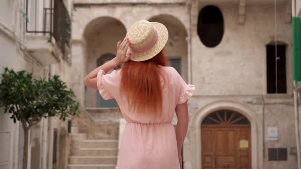 Mujer joven turista examina la arquitectura de calles en la vieja ciudad europea — Vídeos de Stock