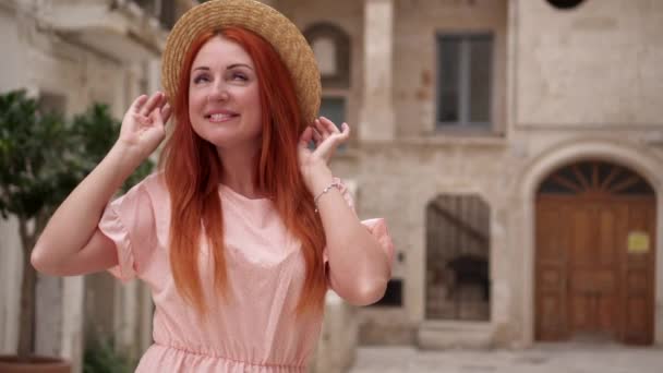젊은 여성 관광객은 이탈리아에서 오래된 도시의 거리를 검사, 가까이 — 비디오
