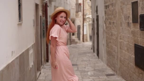 Genç kadın turist İtalya'da eski şehir sokaklarında yürür, arka görüş — Stok video