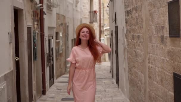 Feliz joven turista caminando por las calles de la vieja ciudad europea, cámara lenta — Vídeo de stock