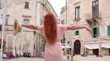 Mutlu kadın turist gülüyor ve eski Avrupa şehir sokakta fırtınası.