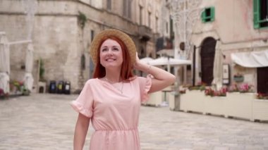 Genç kadın turist Italya eski şehir sokakları inceliyor, yakın yukarı