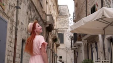 Genç kadın turist Italya eski şehir sokakları inceliyor, yakın yukarı