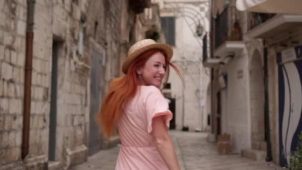 Mujer joven paseos turísticos por las calles de la ciudad vieja en Italia, vista trasera — Vídeo de stock