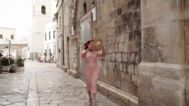 Mutlu genç kadın turist eski Avrupa şehrinin sokaklarında yürüyüş, yavaş hareket