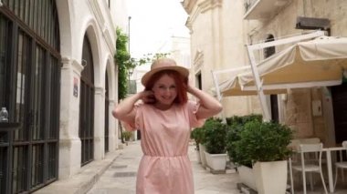 Mutlu genç kadın turist eski Avrupa şehrinin sokaklarında yürüyüş, yavaş hareket