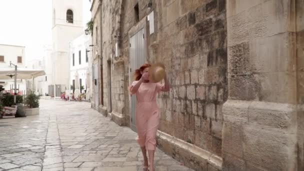 Feliz joven turista caminando por las calles de la vieja ciudad europea, cámara lenta — Vídeo de stock