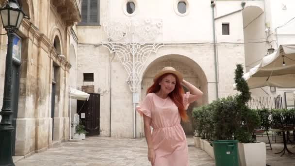 Щаслива молода жінка турист ходить вулицями старого європейського міста, повільний рух — стокове відео