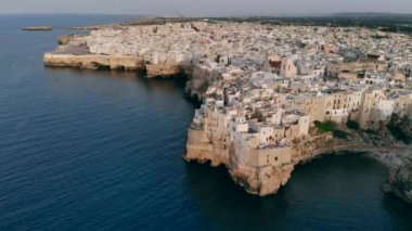 Polignano a Mare şehrinin Havadan Görünümü panoraması, insansız hava aracı nın vurulması