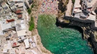 Polignano bir Mare ve turistler ile plaj deniz havadan Görünümü, Puglia, İtalya