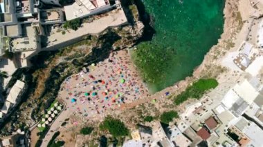 Polignano bir Mare ve turistler ile plaj deniz havadan Görünümü, Puglia, İtalya
