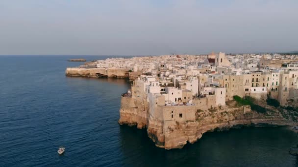 Deniz yoluyla Polignano bir Mare kasabası üzerinde uçan — Stok video