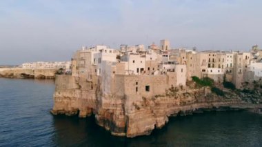 Polignano a Mare şehrinin Havadan Görünümü panoraması, insansız hava aracı nın vurulması