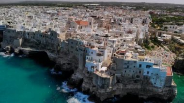 Deniz yoluyla Polignano bir Mare kasabası üzerinde uçan