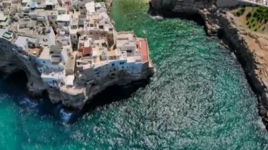 Polignano bir Mare ve turistler ile plaj deniz havadan Görünümü, Puglia, İtalya