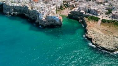 İtalya'nın Polignano a Mare kentindeki Lama Monachile Plajı'nın havadan görünümü