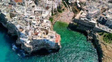 İtalya'nın Polignano a Mare kentindeki Lama Monachile Plajı'nın havadan görünümü