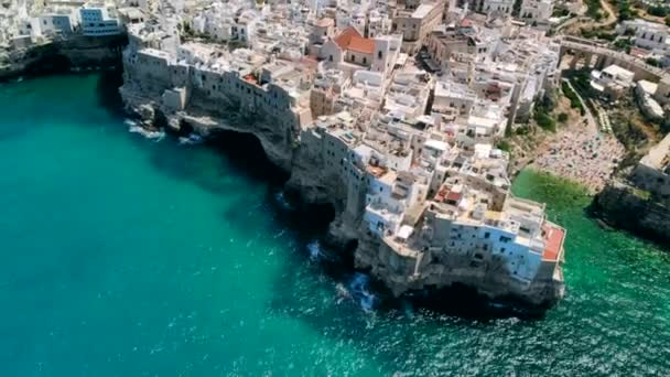 Widok z lotu ptaka Panorama miasta Polignano a Mare, strzał Drone — Wideo stockowe