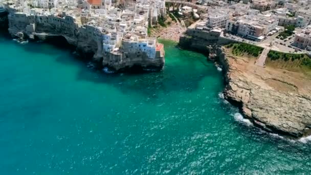 Veduta aerea della spiaggia di Lama Monachile nella città italiana di Polignano a Mare — Video Stock
