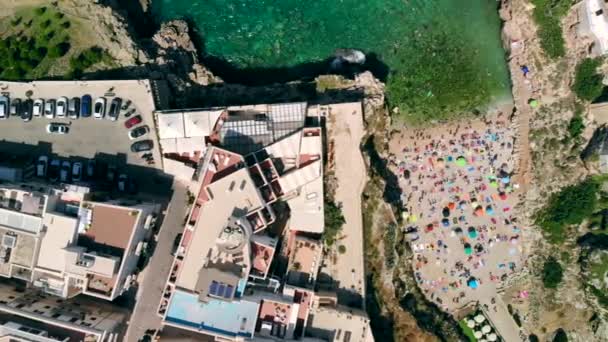Widok z lotu ptaka na plażę Lama Monachile we włoskim mieście Polignano a Mare — Wideo stockowe
