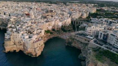 Polignano a Mare şehrinin Havadan Görünümü panoraması, insansız hava aracı nın vurulması