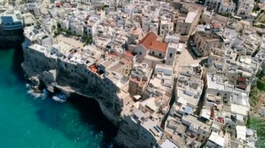 Polignano bir Mare İtalyan şehrinin çatıları üzerinde uçan , Apulia