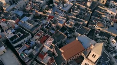 Bari şehrinin sokak ve çatı evlerinin havadan görünümü, İtalya