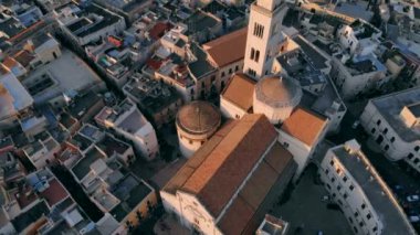 Bari, Italya eski kentinde kilise çatısı üzerinde uçan