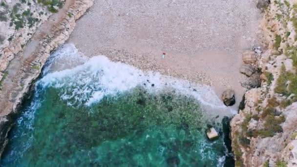 Vista superior da jovem deitada na praia de seixos perto das ondas do mar — Vídeo de Stock