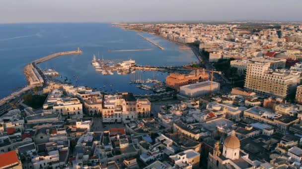 Vista aérea de la ciudad costera de Bari, Italia — Vídeos de Stock