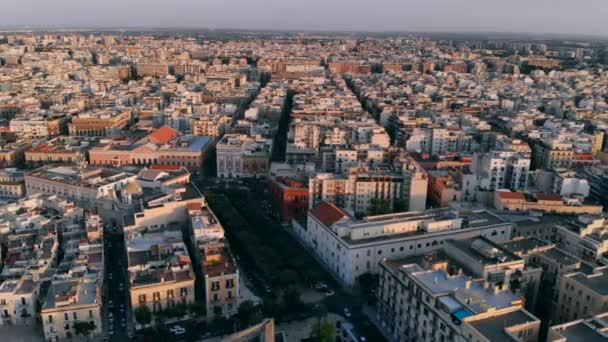 Luchtfoto van straat en daken huizen van de stad Bari, Italië — Stockvideo