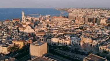 Bari'de eski şehrin üzerinde havalanıyor, insansız hava aracı atışı, Puglia, İtalya