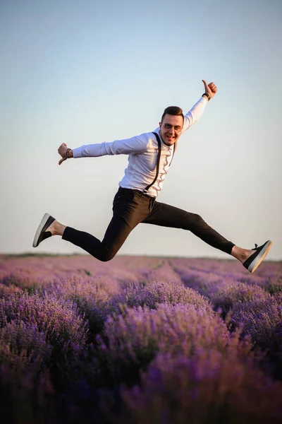 Bloom lavanta alanında atlama genç neşeli adam, başarı kavramı — Stok fotoğraf